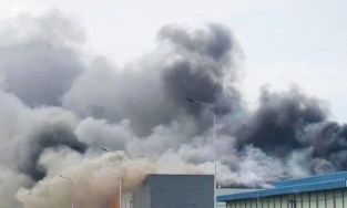 TP.HCM: Cháy lớn tại nhà máy Cầu Tre Khu công nghiệp Hiệp Phước