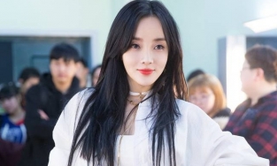 Bất chấp bị tẩy chay vì cắm sừng chồng, Lý Tiểu Lộ dấn sân ca hát