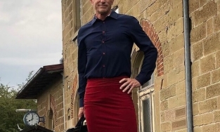 Người đàn ông 'chuẩn men' có sở thích mặc váy và xỏ giày cao gót đi làm