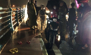 Quảng Ngãi: Nghi vấn mẹ ôm 2 con nhảy cầu tự tử khi nước lũ dâng cao