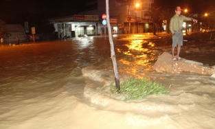 Lũ lại dâng cao ở miền Trung, cả ngàn người đối phó với lụt và sạt lở đất