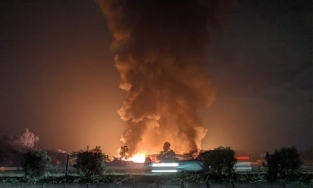 Bắc Ninh: Kho phế liệu cháy xuyên đêm, nghìn hộ dân thức trắng