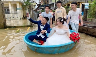 Quảng Ngãi: Chờ mãi nước không rút, chú rể ngồi thuyền thúng đi rước dâu