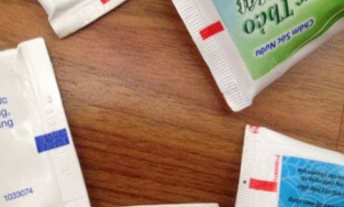 Góc giải đáp: Vạch màu xanh đỏ trên tuýp kem đánh răng có nghĩa là gì