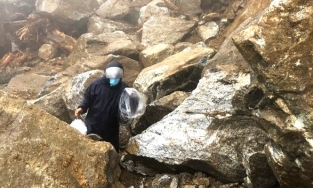 Kon Tum: Núi lở, hàng chục tảng đá nặng trăm tấn đổ rầm rầm xuống đường