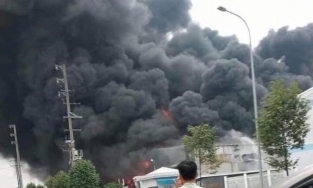 Bắc Giang: Cháy lớn tại KCN Vân Trung, nhiều người hoảng loạn