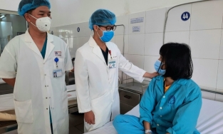 Chuyện hy hữu: Người đàn ông nuốt thìa nhựa vào bụng khi ăn cơm