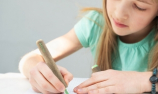 Sáng chế thành công bút bi phân hủy sinh học đầu tiên trên thế giới