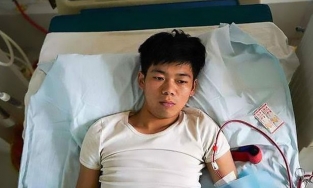 Chàng trai bán thận mua Iphone năm nào đã nằm liệt giường cả đời