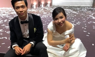 Khoảnh khắc vợ chồng Công Phượng ngồi bệt xuống sàn nhà khi tiệc cưới tàn