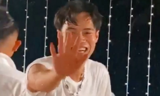 Chơi trò 'độc-lạ' tại đám cưới Công Phượng, Văn Toàn và dàn cầu thủ xấu hổ van xin không quay phim