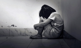 Bé gái 13 tuổi bị 170 người cả phụ nữ lẫn đàn ông xâm hại tình dục