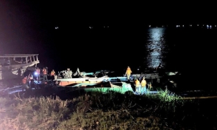 Hà Tĩnh: Tranh giành chỗ đánh cá đêm, 2 bố con bị trúng đạn