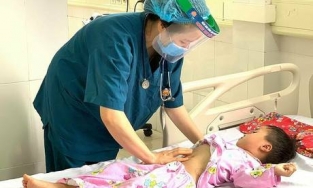 Phú Thọ: Bé trai 2 tuổi nguy kịch vì uống nhầm thuốc trừ sâu