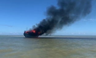 Cù Lao Chàm: Tàu du lịch bốc cháy, 14 khách thoát nạn trong gang tấc