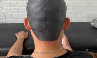 Cười ngất với pha ngụy trang của nam thanh niên vì sợ vợ phát hiện cạo đầu