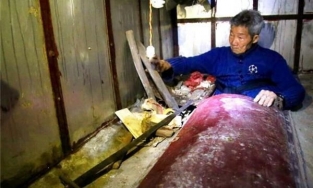 Không còn vợ con, cụ ông 93 tuổi xây mộ, ngủ trong quan tài mỗi tối