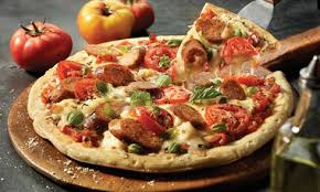 Vì sao chủ nhà hàng pizza vứt bỏ đồ ăn lỗi chứ không cho nhân viên ăn
