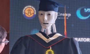 Ra mắt chàng trai robot người Việt biết lẩy Kiều, đọc thơ, giải toán