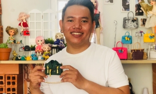 Anh chàng ở TP.HCM may 'túi hiệu' cho búp bê bán sang Mỹ, Australia