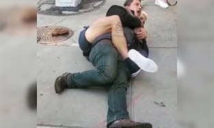 Võ sĩ Muay hạ gục kẻ bắt cóc trẻ em ngay trên phố 