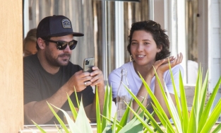 Zac Efron chia tay bạn gái người mẫu sau 5 tháng hẹn hò