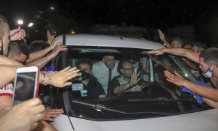 Vụ hâm mộ Maradona đến mức tranh thủ chụp với thi thể, luật sư vào cuộc