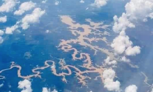 MXH xôn xao với dòng sông Việt Nam có hình rồng khổng lồ 'siêu thực'