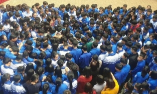 Nghệ An: Cả ngàn thầy cô và học sinh ôm nhau khóc giữa sân trường