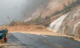 Sạt lở đèo Khánh Lê, tuyến QL27C Nha Trang - Đà Lạt bị chia cắt