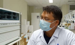 Vì sao nam tiếp viên hàng không xét nghiệm lần 3 mới dương tính Covid-19?