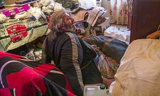 Người đàn ông nặng 300kg phải đi viện bằng cần cẩu