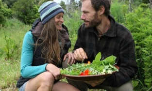 Cặp vợ chồng sống như thời 'tiền sử': Ngủ lều, tắm sông, tìm đồ ăn ở rừng