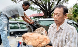 Dạo bờ biển, ngư dân nghèo nhặt được 'báu vật biển' sắp đổi đời thành tỷ phú