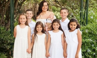 Bà mẹ 7 con ung thư giai đoạn cuối chiến thắng trong cuộc thi thể hình