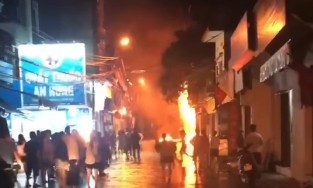 Hà Nội: Cửa hàng tạp hóa bốc cháy dữ dội lúc nửa đêm