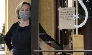 Người dân California phá bỏ lệnh phong tỏa chống dịch Covid-19