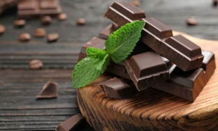 Trà xanh và sô-cô-la đen có thể ức chế lây nhiễm virus Covid-19