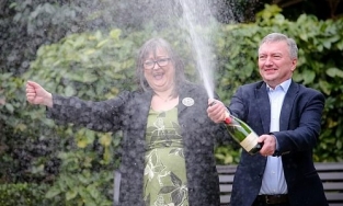 Trúng độc đắc, cặp vợ chồng nghèo cho đi hơn nửa giải thưởng