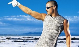 Loạt ảnh Brad Pitt mặc váy năm 1999 gây sốt trở lại