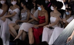 Mỹ nhân bị tố mặc sai dresscode, chiếm chỗ show Đỗ Long chính thức lên tiếng