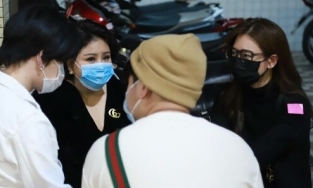 Nghệ sĩ Vbiz tập trung tại Nhà tang lễ đón Chí Tài: Lê Giang, Hiếu Hiền, Trấn Thành khóc nức nở