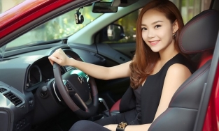 Nhân tướng học: Phong cách cầm vô lăng xe hơi hé lộ bí mật thầm kín của bạn