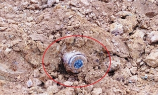 Nghệ An: Phát hiện quả bom còn nguyên kíp nổ khi san lấp đường