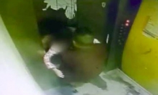 Người đàn ông trung niên gây phẫn nộ khi sàm sỡ bé gái trong thang máy chung cư