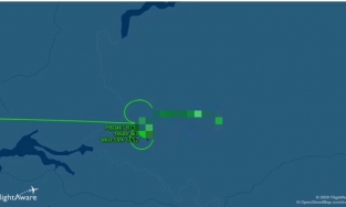 Sa thải phi công lái máy bay thành hình nhạy cảm của nam giới trên trời