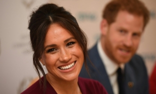 Động thái của Nữ hoàng Anh khi Meghan Markle nổi tiếng nhất hoàng gia