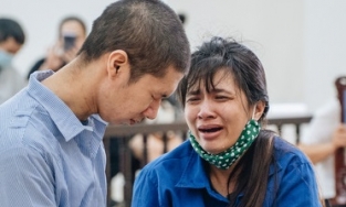 Vụ bạo hành bé gái đến chết: Người mẹ viết đơn giảm án cho vợ chồng con gái