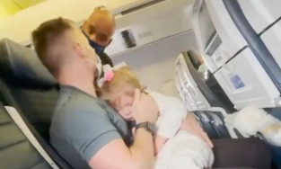 Cặp vợ chồng bị đuổi khỏi máy bay vì con 2 tuổi không chịu đeo khẩu trang