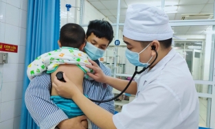 Trắng đêm cứu sống bé 2 tuổi bị đuối nước nổi sấp trên mặt ao